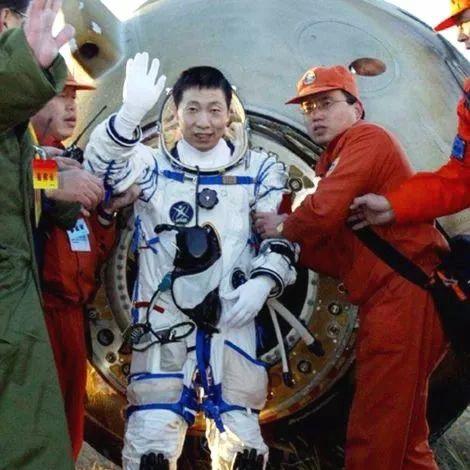 (欢迎43名英雄再次归来,故乡盼您回家)欢迎43名英雄再次归来，故乡盼您回家。