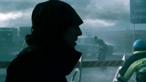 在灾变前夜,警察局内隐藏的密码揭示了未来的命运与生存的希望