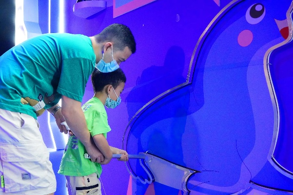 探讨新型娱乐模式:泡泡精灵游戏设备如何促进亲子互动与儿童智力发展