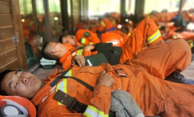 (英雄累了什么意思)英雄累了：背后的疲惫与挑战，他们也需要休息和关爱。