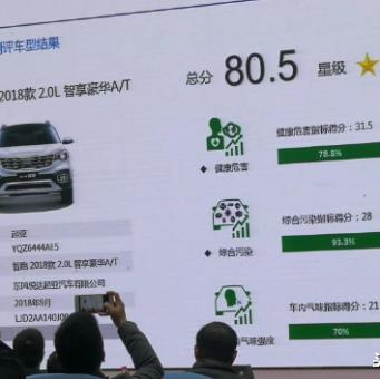 (猫咪闻到臭味会吐吗)猫咪会在闻到异味时产生呕吐反应吗？这种现象正常吗？