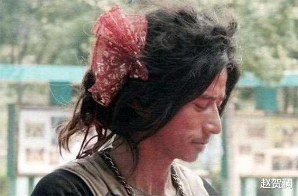 身世神秘的乞丐王子：他是贫穷的流浪汉，却拥有皇室血统！他的一生如传奇，华丽与沧桑交织。