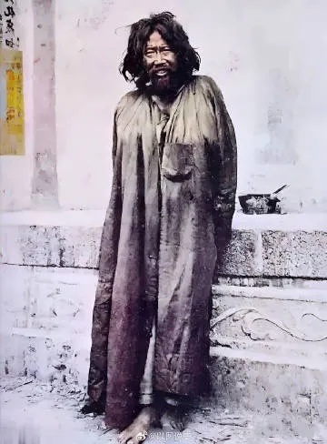 身世神秘的乞丐王子:他是贫穷的流浪汉,却拥有皇室血统!他的一生如传奇,华丽与沧桑交织。 身世神秘的乞丐王子:他是贫穷的流浪汉,却拥有皇室血统!他的一生如传奇,华丽与沧桑交织。