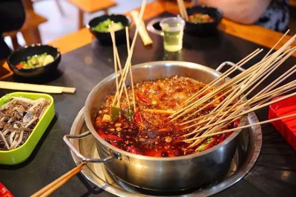 身处异乡思乡味，我要吃串串火锅：深入浅出揭秘各地人气火锅串串的吸引力与独特风味